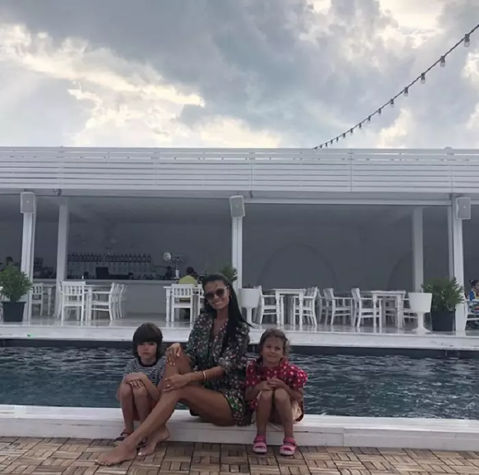 Anca Serea în vacanţă cu copiii la mare