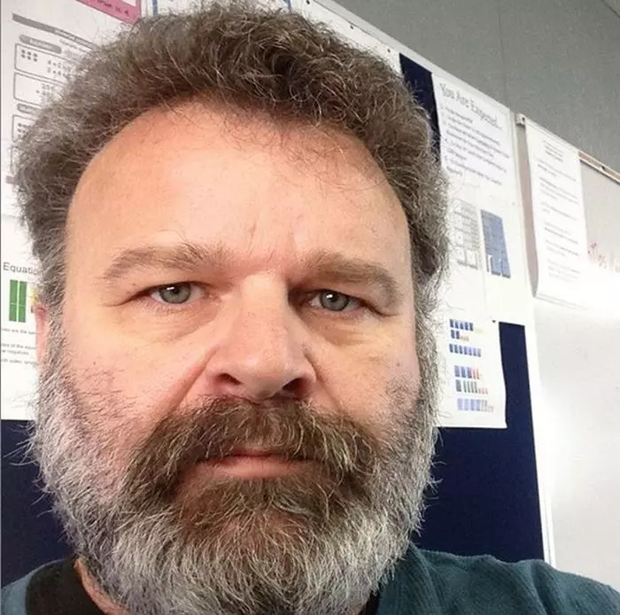 Tudor Petruț are 55 de ani, trăiește în Orange County, Los Angeles, și este profesor de matematică. Ocazional, și actor, și prezentator.