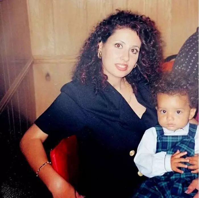 Mama Antoniei, Denise Iacobescu, pe când avea excat vârsta fiicei ei, 29 de ani