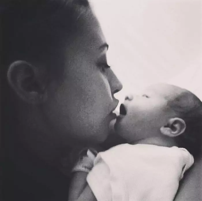 Antonia și Maya când era bebeluș