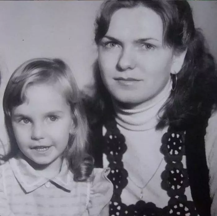 1Anna Lesko alături de mama ei, în copilărie