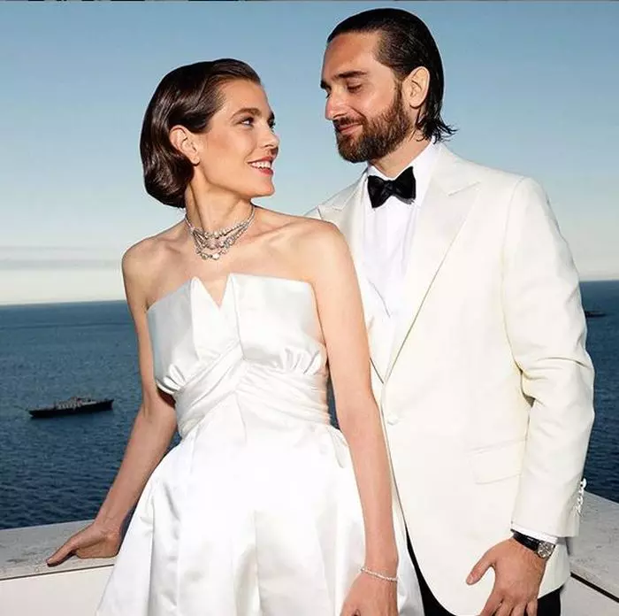 Charlotte Casiraghi în Chanel. La gât poartă colierul Cartier ce i-a aparținut bunicii sale, Grace Kelly