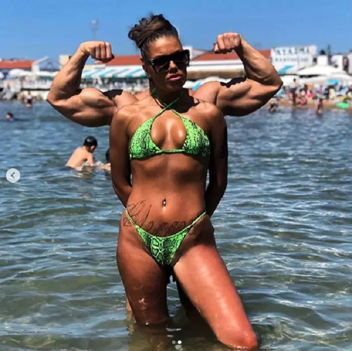 Roxana de la Puterea Dragostei a pozat în costum de baie