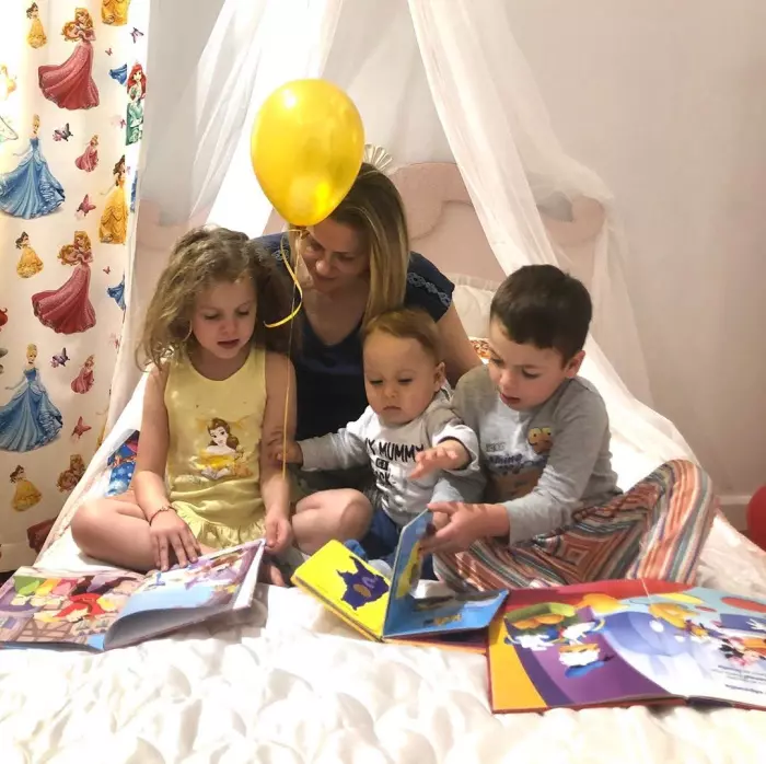 Mirela Vaida este nevoită să amâne petrecerea pe care o pregătise cu ocazia tăierii moțului fiului său, Tudor. Prezentatoarea de televiziune a povestit cum i s-au dat toate planurile peste cap din cauza epidemiei de coronavirus.
