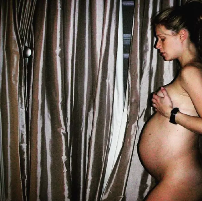 Gwyneth Paltrow a pozat complet goală