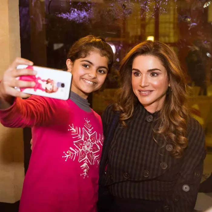 Chipul Reginei Rania pare a fi plămădit din... ceară.