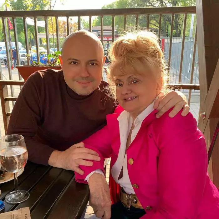 Mihai și mama lui, Camelia Mitoșeru