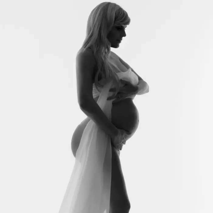 Elena Udrea a apărut, însărcinată, pe coperta revistei VIVA!