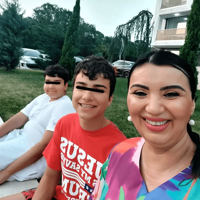 Adriana Bahmuţeanu şi copiii săi