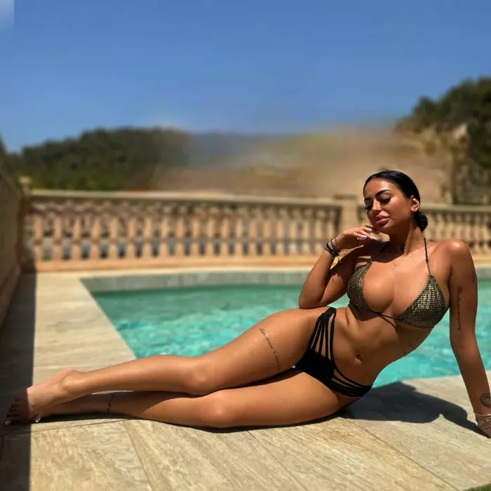 https___www.cancan.ro_wp-content_uploads_2026_08_cine-este-andreea-eremia-de-la-burlacii-foc-in-paradis.-ce-meserie-are-la-baza-bruneta-3