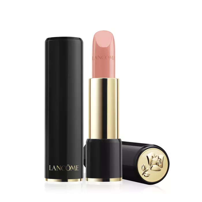 L'Absolu Rouge, Lancôme Acest ruj Lancôme face parte dintr-o gamă de 39 de rujuri, cu trei variante de efecte – cremoase, mate și textură ușoară -, care se bucură de un ambalaj deosebit și care au o formulă specială. Nuanța din imagine se numește Sheer 202.