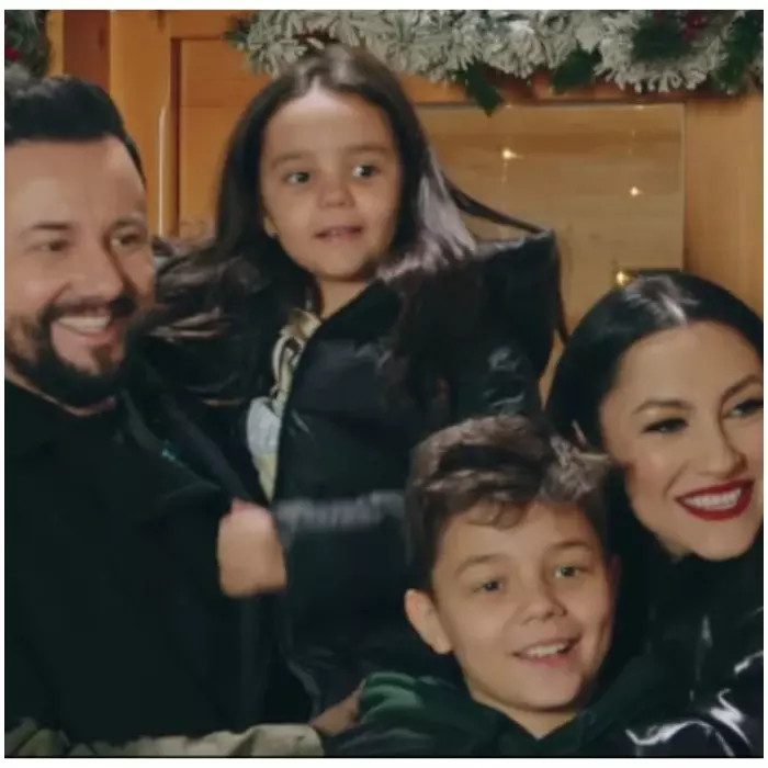 Andra a lansat un nou colind. Toată familia artistei apare în videoclip