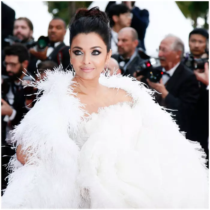 Cum arată fata celei mai frumoase femei din lume. Aishwarya Rai a fost fotografiată alături de familie pe aeroportul din Mumbai