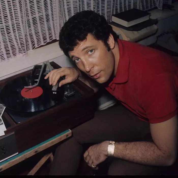 Controversata viață amoroasă a lui Tom Jones. I-au trecut 250 de femei prin pat, deși nu s-a despărțit niciodată de soție