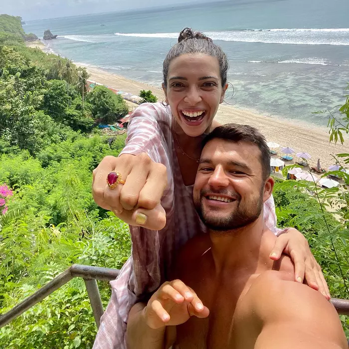 Cine este și cum arată logodnica lui Remus Boroiu. Fostul concurent de la "Survivor" locuiește cu ea în Bali
