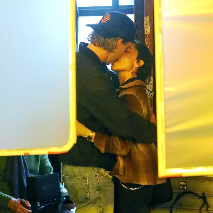 Zoe Kravitz passionately kisses Austin Butler filming 'Caught Stealing' in New York City!