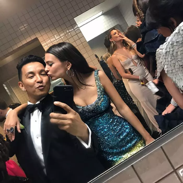 În timp ce Prabal Gurung se sărută cu Emily Ratajkowski, în plan secund, Behati Prinsloo trage cu sete din țigară