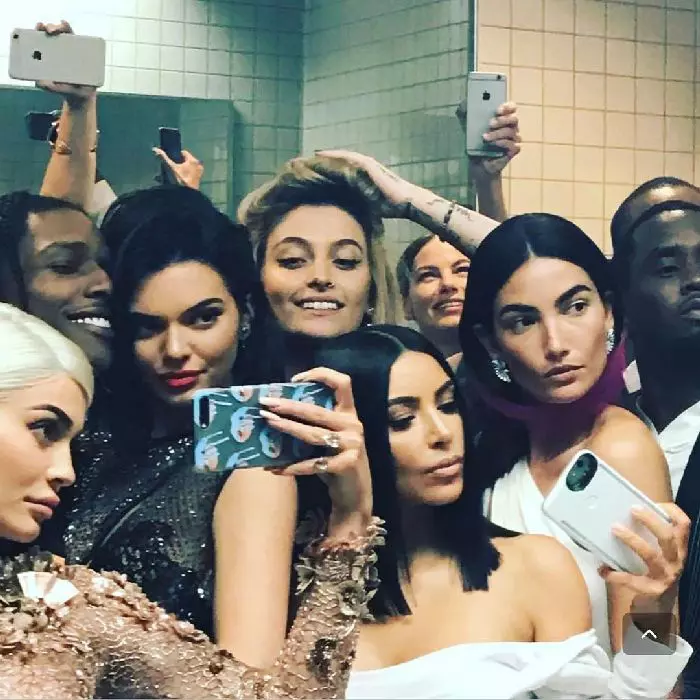 Kylie Jenner și-a invitat prietenii la un selfie în oglindă