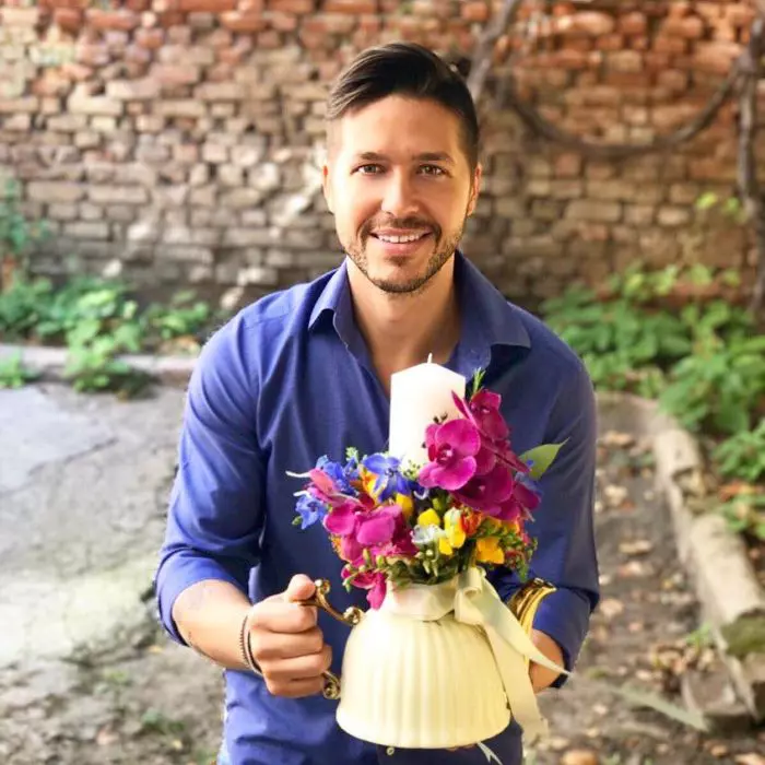 Jorge cu lumânarea de botez în mână