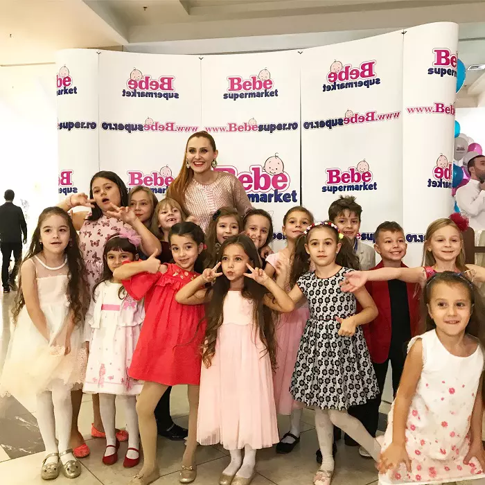 Alina Sorescu si copiii de la scoala sa de muzică