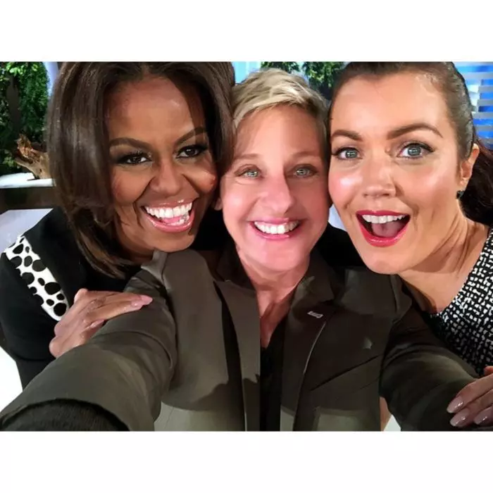 Michelle Obama, Ellen DeGeneres și Bellamy Young zâmbesc posterității dintr-un selfie.