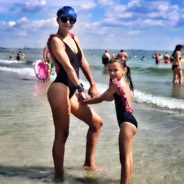 Giulia si fetita sa la mare 5