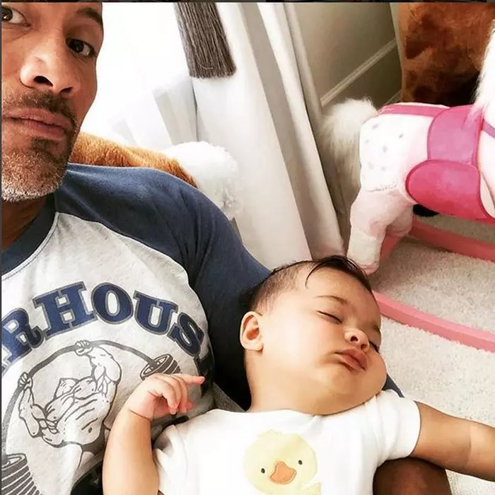 Dwayne și mezina familiei, acum în vârstă de 7 luni.