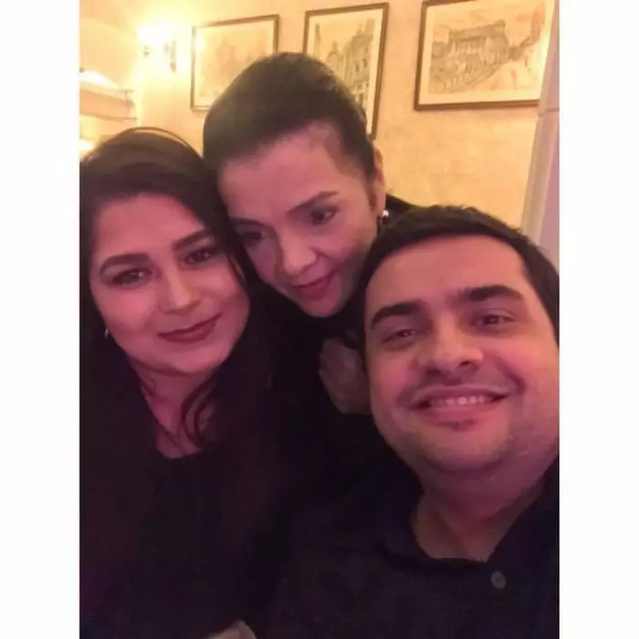 Cornelia Catanga, alături de fiul ei și de iubita acestuia, care locuiește în California