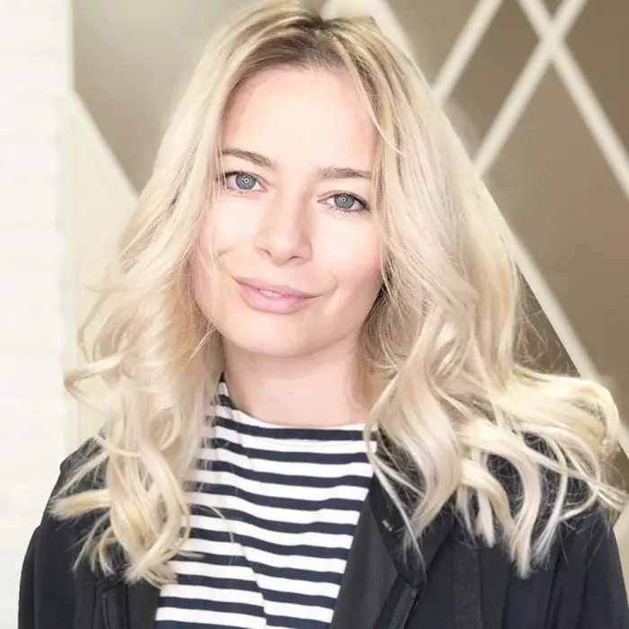 Laura Cosoi  are 37 de ani