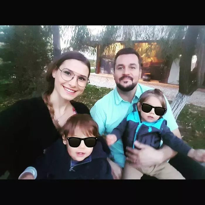 Ioana Picoș și Mihai Făgădaru împreună cu cei doi copii
