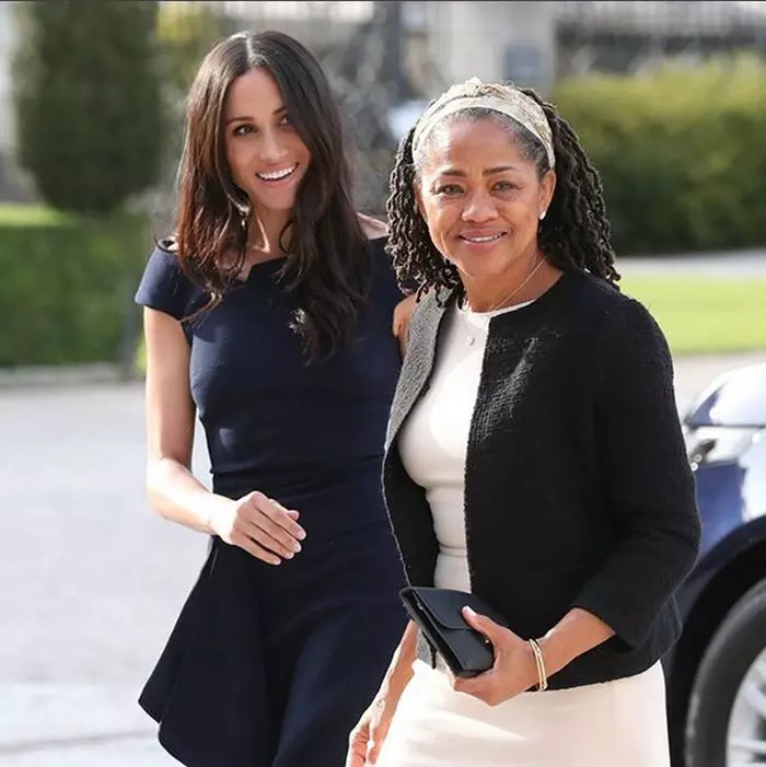 Cu o zi înaintea nunții, Meghan  a strălucit într-un outfit Roland Mouret 2.165 $.