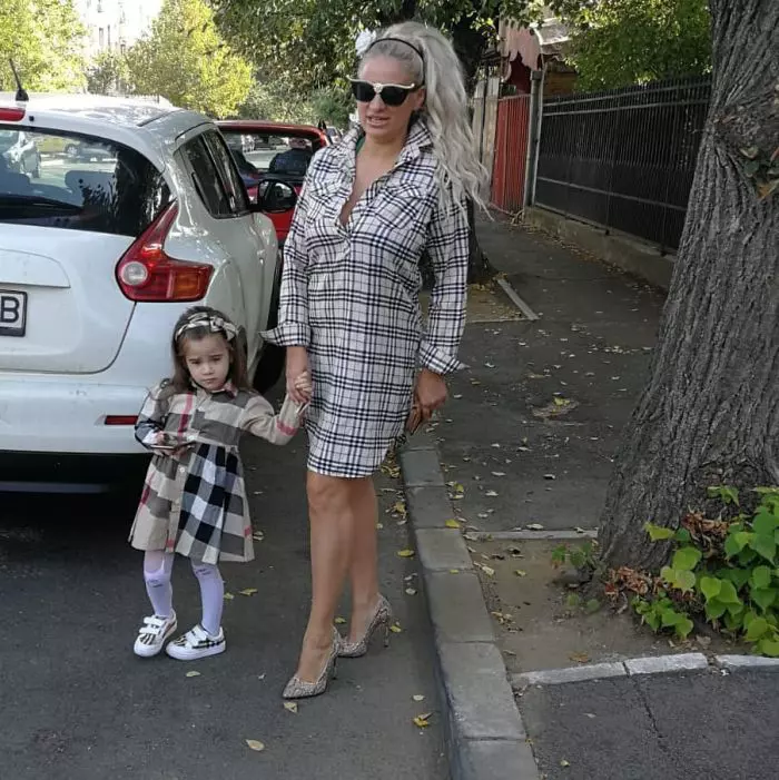 Sanziana Buruiana si fetița ei