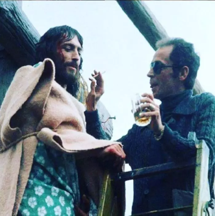 Robert Powell și Franco Zefirelli, în timpul filmărilor pentru filmul Iisus din Nazaret