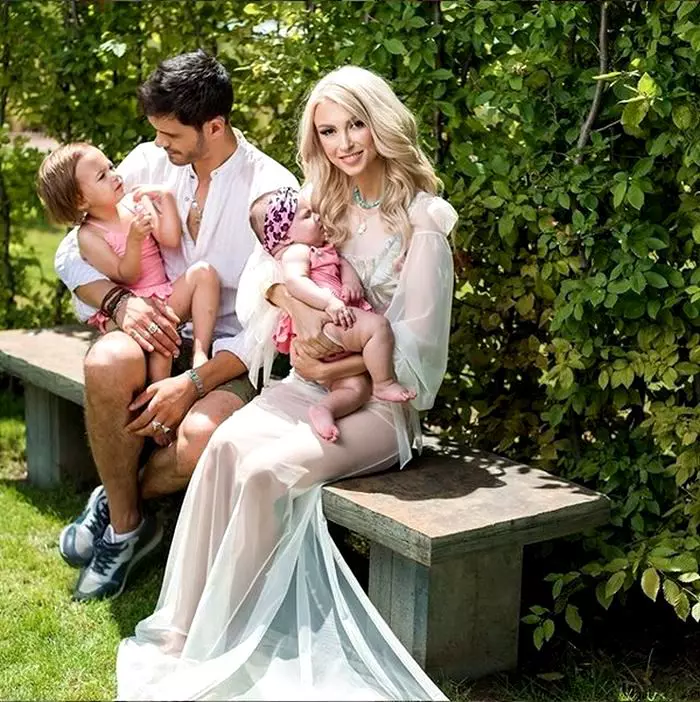 Andreea Bălan și George Burcea, alături de fetițele lor, Clara și Ella