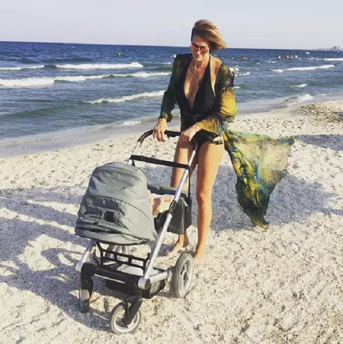 Roxana Ciuhulescu a pozat in costum de baie 1