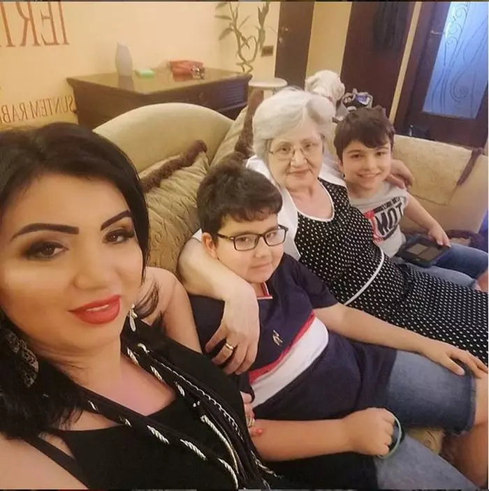 Adriana Bahmuteanu, alături de mama și de fiii ei.