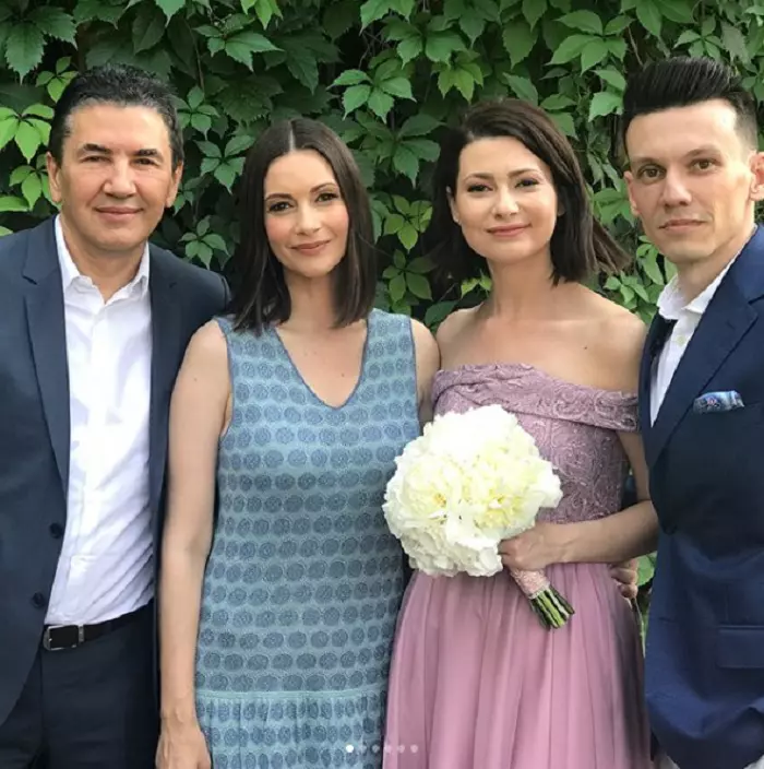 Mihaela Călin alături de soţul său şi de naşii lor