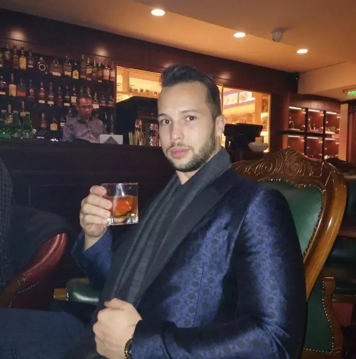 Bărbatul cu care Bianca Drăgușanu a fost surprinsă sărutându-se