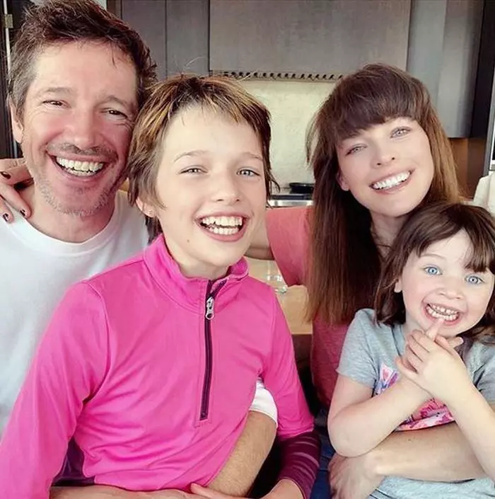 Milla, cu soțul și copiii săi