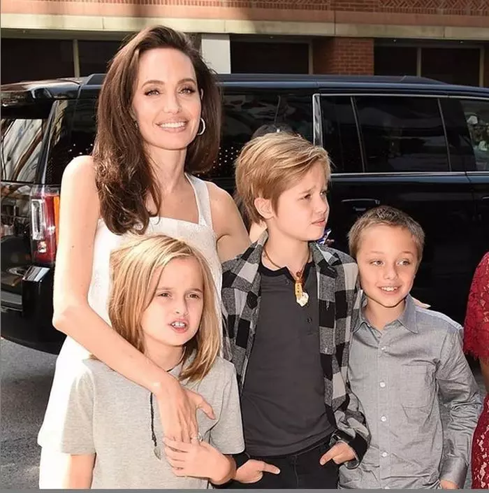 Angelina Jolie împreună cu copiii ei şi ai lui Brad Pitt