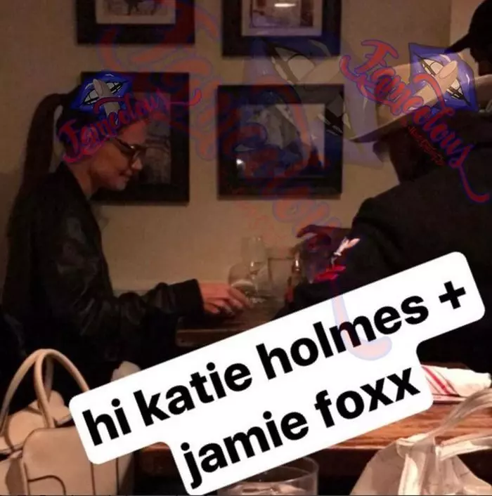 Katie Holmes și Jamie Foxx, surprinși de paparazzi, la una dintre primele lor întâlniri romantice.