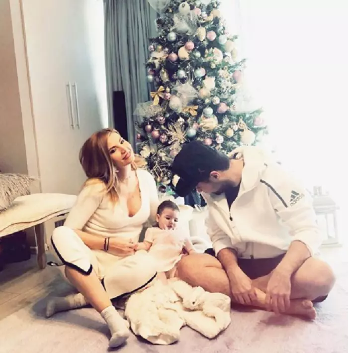 Anamaria Ionescu, fiica și soțul său de Crăciun