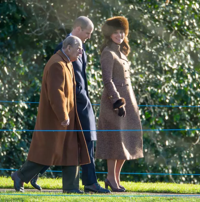 Prinţul Philip Duce de Edinburgh, Prinţul William Duce de Cambridge şi Kate Duchess of Cambridge Katherine Catherine Middleton la Biserica Sandringham