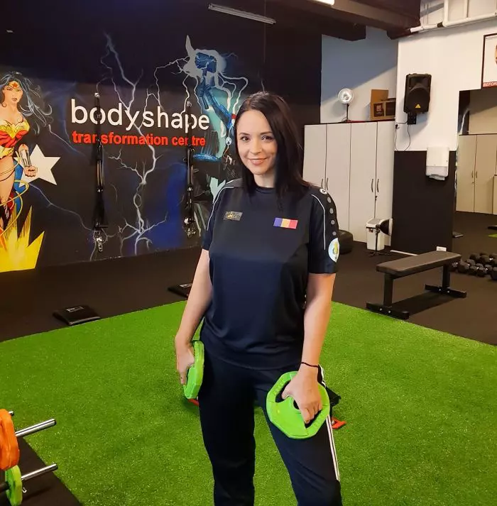 Andreea Marin face sport după operaţia la coloană