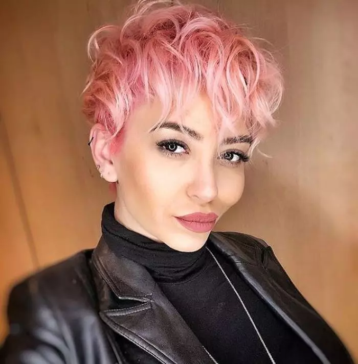 Giulia s-a vospit roz