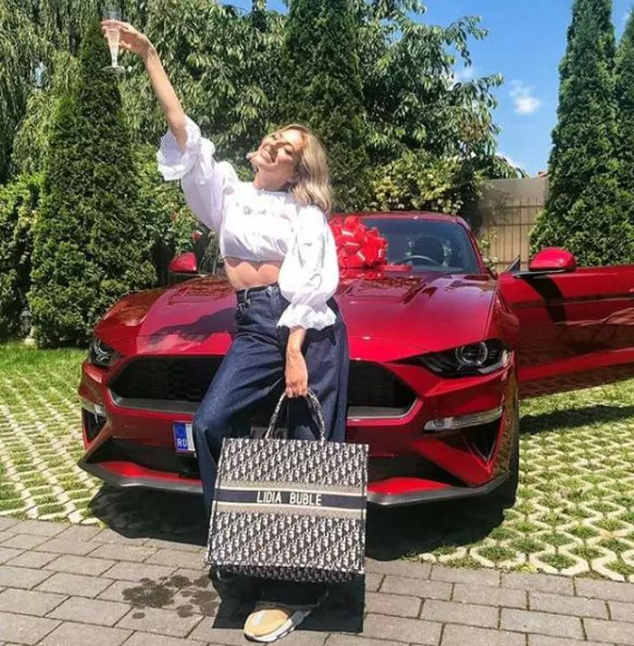 Lidia Buble a primit o mașină de ziua ei