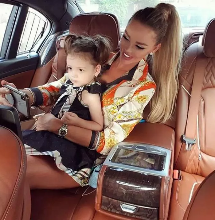 Bianca Drăgușanu și fetița ei
