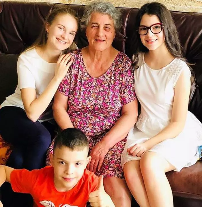 Cleopatra Stratan cu bunica ei
