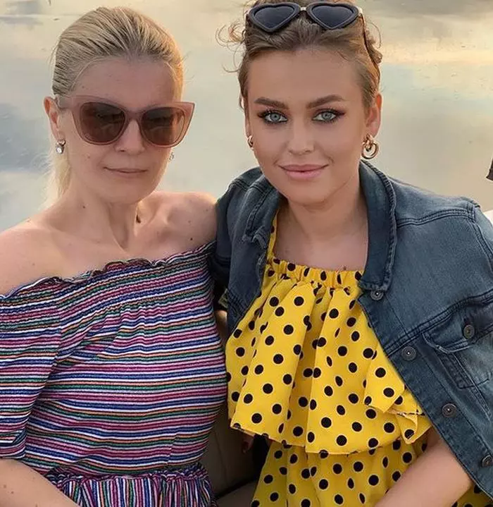 Misha și sora ei, Carina