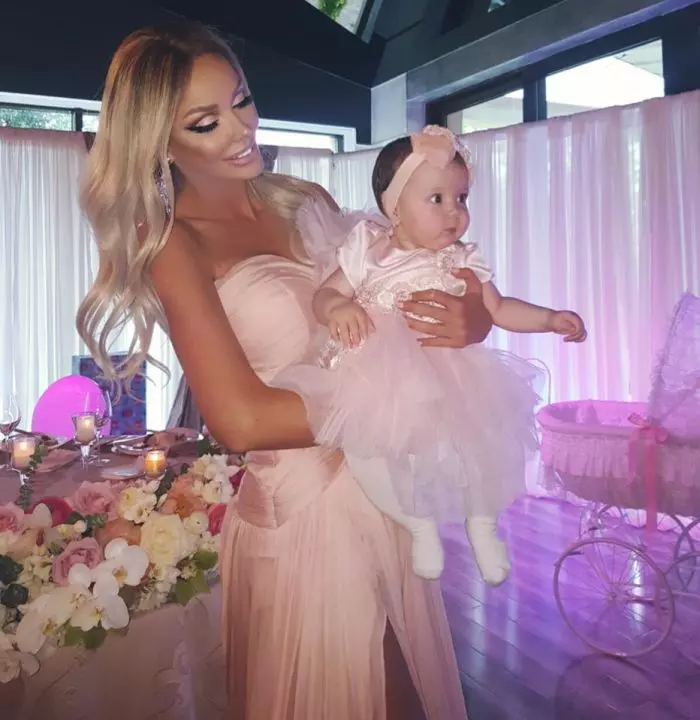 Bianca Drăgușanu și fetița ei